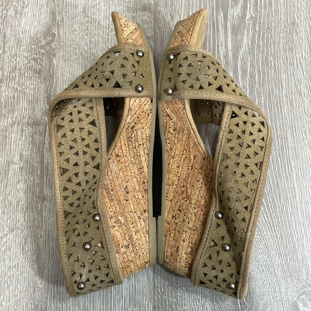 Minnetonka Lainey Laser Cut Suede Leather Cork Wedge Sandal Tan 9
